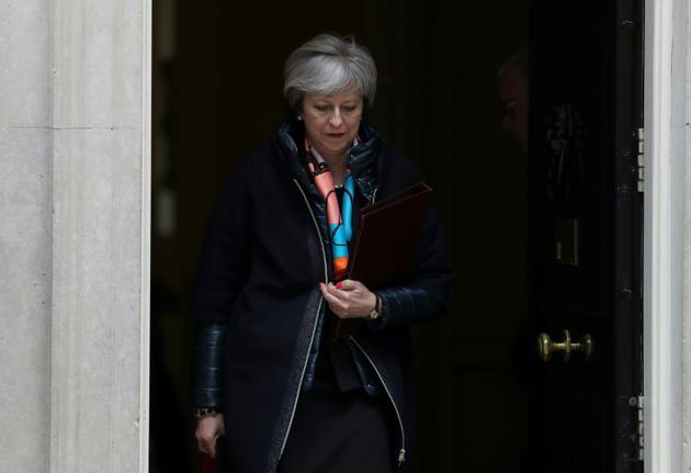 La Première ministre britannique Theresa May à sa sortie du 10 Downing Street à Londres, le 13 mars 2018 [Daniel LEAL-OLIVAS / AFP]