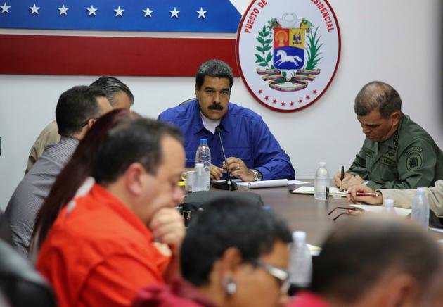 Le président vénézuelien Nicolas Maduro (au centre) au cours d'une réunion avec ses ministres à Caracas le 17 juillet 2017. [JUAN BARRETO / AFP]