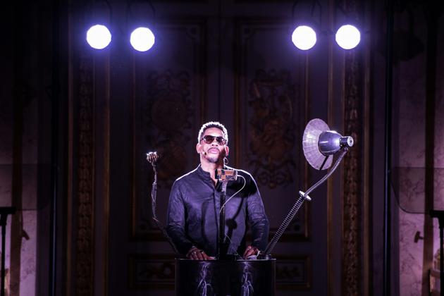 Joey Starr à l'hôtel de Lassay déclame devant les députés les grands discours de la pièce "Eloquence à l'Assemblée", à Paris le 27 mars 2018 [ / AFP]