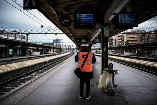 Un employé sur un quai en gare de Lyon Part-Dieu au début de la "grève perlée" à la SNCF, le 2 avril 2018 [JEFF PACHOUD / AFP]