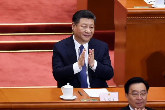 Le président chinois Xi Jinping applaudit après le vote sur le changement de la Constitution à l'Assemblée nationale populaire à Pekin le 11 mars 2018 [WANG ZHAO / AFP]