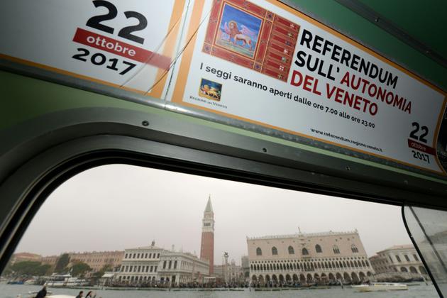 Affiche, dans un vaporetto, à Venise, appelant à voter au référendum. Photo prise le 19 octobre 2017<br />
 [ANDREA PATTARO / AFP]
