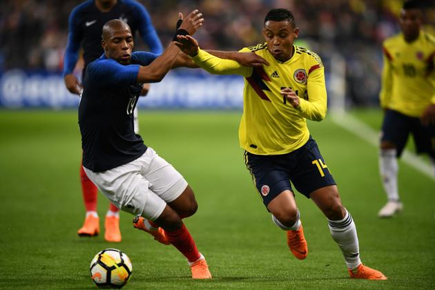 Le défenseur français Djibril Sidibé (g) aux prises avec l'attaquant colombien Luis Muriel lors du match amical, au Stade de France à Saint-Denis, le 23 mars 2018  [FRANCK FIFE / AFP/Archives]