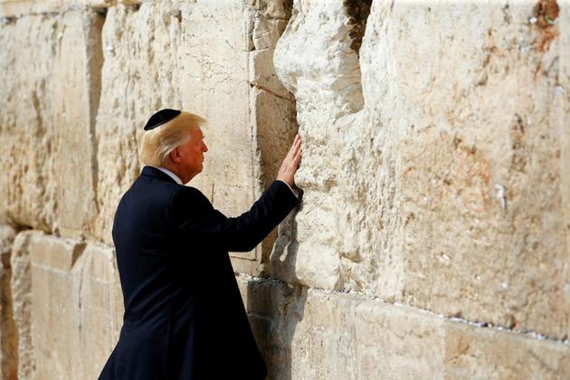 Le président américain Donald Trump devant le mer des Lamentations à Jérusalem, le 22 mai 2017  [RONEN ZVULUN / POOL/AFP]