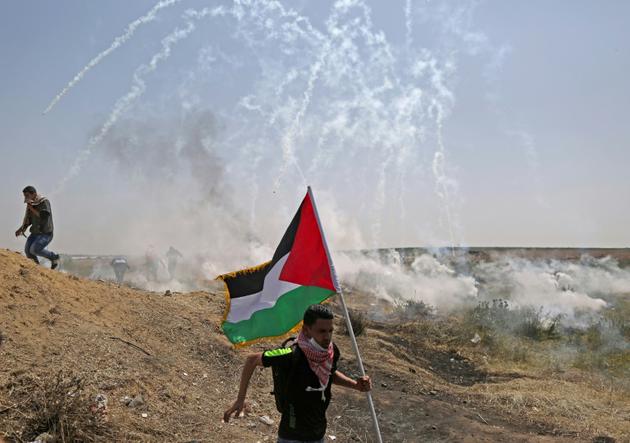 Tirs de gaz lacrymogènes près de la frontière entre Israël et Gaza, le 6 avril 2018 [MAHMUD HAMS / AFP]