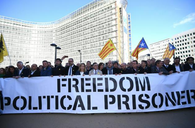 Quelque 200 maires indépendantistes catalans manifestent dans le quartier des institutions européennes pour demander la libération des prisonniers politiques, le 7 novembre 2017 à Bruxelles [Emmanuel DUNAND / AFP]