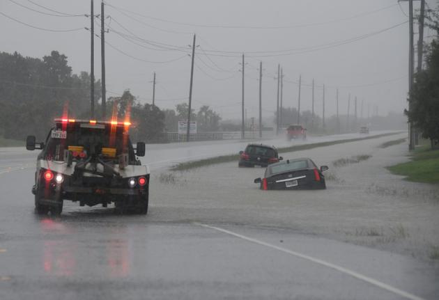 Des voitures piégées par les inondations sur la route I-10 menant à Houston le 27 août 2017 [MARK RALSTON / AFP]