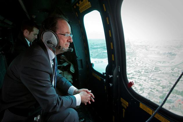 Le Président François Hollande, à bord d'un hélicoptère survolant Kaboul en Afghanistan, le 22 mai 2012 [JOEL SAGET / POOL/AFP/Archives]