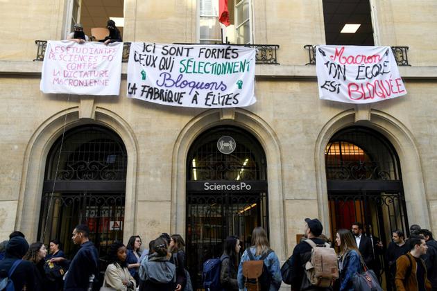Blocage de l'entrée principale de Science-Po à Paris le 18 avril 2018 [Bertrand GUAY / AFP/Archives]