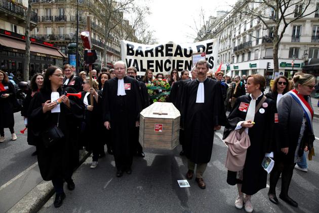 Manifestation à Paris d'avocats et de magistrats mobilisés partout en France contre le projet de réforme de la justice le 11 avril 2018 [STR / AFP]