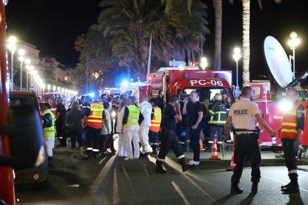 Des policiers et secours sur les lieux de l'attentat de Nice le 14 juillet 2016 [Valery HACHE / AFP/Archives]