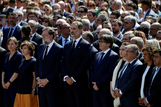 Le roi Felipe VI (4eG), le premier ministre Mariano Rajoy (3eD) et le président de Catalogne Carles Puigdemont (5eD) observent une minute de silence avec des milliers de personnes rassemblées place de Catalogne à Barcelone, le 18 août 2017  [JAVIER SORIANO / AFP]