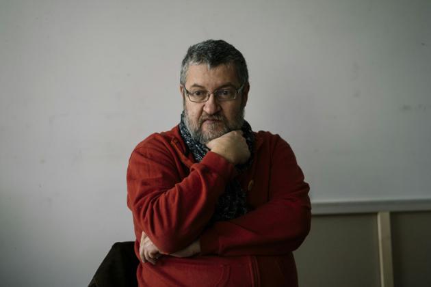 Le dessinateur bulgare Hristo Komarnitski dans son bureau à Sofia, le 11 décembre 2017 [Dimitar DILKOFF / AFP]
