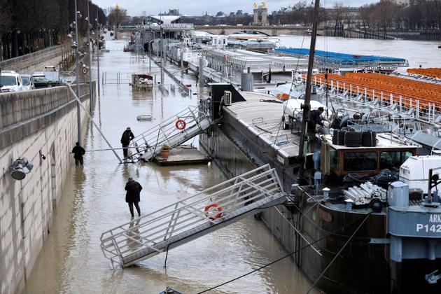 Ici, les quais sont encore praticables à condition de chausser des bottes, à Paris le 22 janvier 2018 [STEPHANE DE SAKUTIN / AFP]