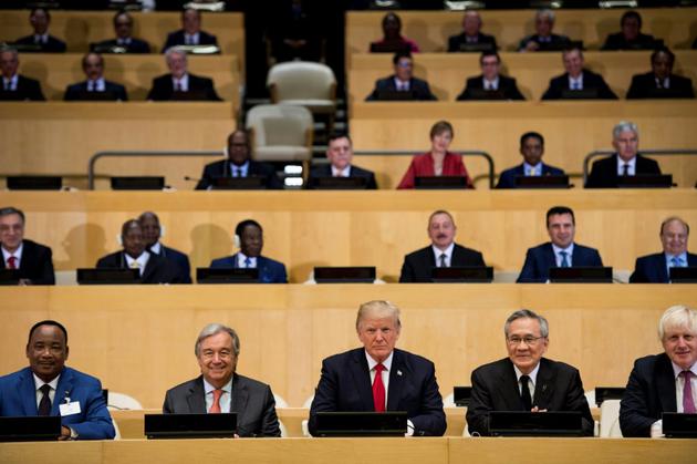 Le secrétaire général des Nations Unies Antonio Guterres, le président américain Donald Trump et les autres participants attendent la déclaration visant à réformer l'ONU, le 18 septembre 2017 à New York. [Brendan Smialowski / AFP]