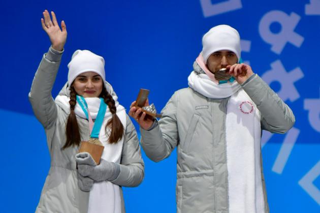 Les Russes Anastasia Bryzgalova et Alexander Krushelnitsky (d), alors médaillés de bronze du double mixte en curling, à Pyeongchang, le 14 février 2018  [Martin BUREAU / AFP/Archives]