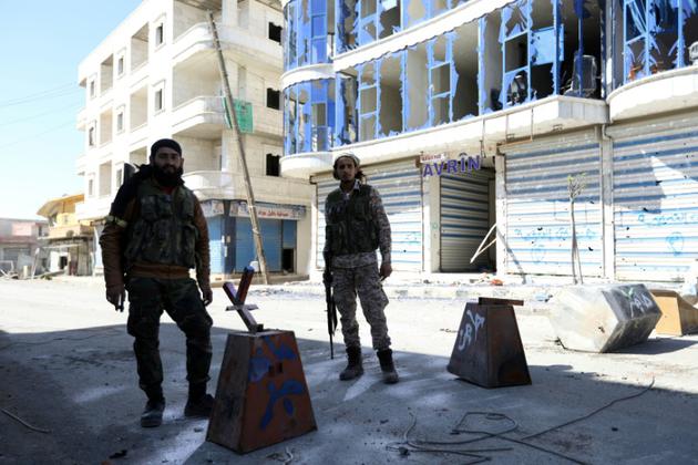Des rebelles syriens alliés à l'armée turque tiennent un check-point dans la ville de Jandairis, dans l'enclave d'Afrine, après sa prise à des combattants kurdes, le 9 mars 2018 [OMAR HAJ KADOUR / AFP]