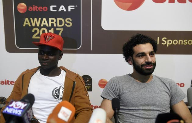 Les attaquants sénégalais Sadio Mané (g) et égyptien Mohamed Salah, tous deux joueurs de Liverpool, rencontrent la presse avant la cérémonie de remise des prix de la Confédération africaine de football (CAF), le 4 janvier 2018 à Accra   [PIUS UTOMI EKPEI / AFP]
