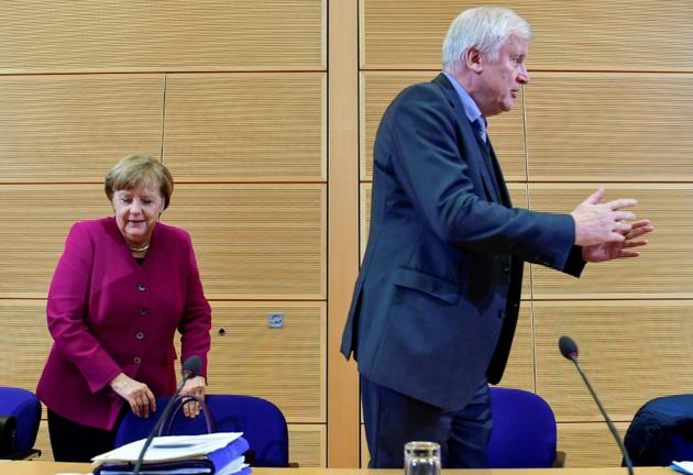 La chancelière allemande Angela Merkel (Centre D), le leader du (SPD) Martin Schulz (Centre G) et le bavarois conservateur (CSU), Horst Seehofer, dans les quartiers généraux du SPD le 2 février 2018 à Berlin [John MACDOUGALL / AFP]