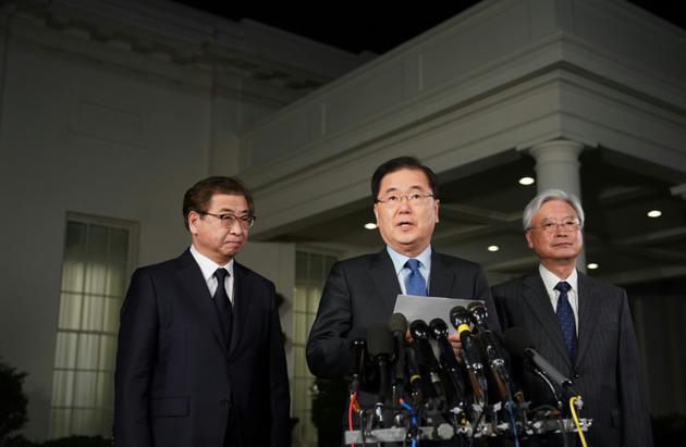 Chung Eui-yong(C), le conseiller à la sécurité nationale sud-coréen, fait l'annonce historique d'un sommet entre Kim Jong Un et Donal Trump devant la Maison Blanche le 8 mars 2018  [MANDEL NGAN / AFP]