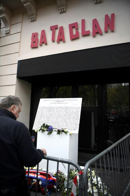 L'entrée du Bataclan où est installée une plaque à la mémoire des victimes des attentats du 13 novembre 2015 à Paris, le 13 novembre 2017 [STEPHANE DE SAKUTIN / AFP]