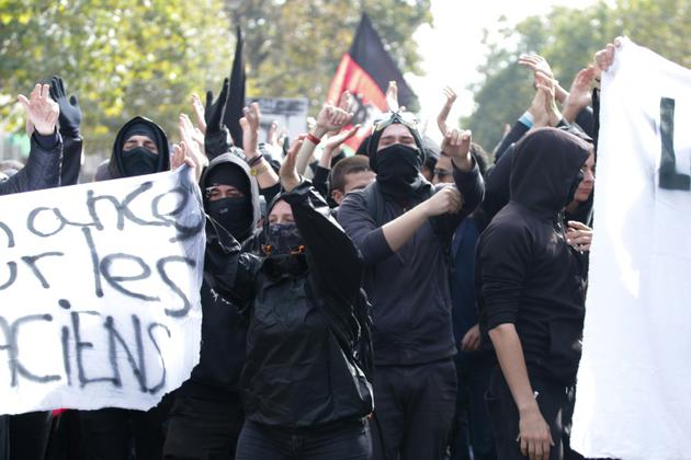 Des membres du groupe anarchiste Black Bloc manifeste contre les réformes du code du travail  à Paris le 23 septembre 2017 [Zakaria ABDELKAFI / AFP/Archives]