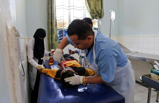 Un jeune Yéménite est traité pour des blessures après un raid aérien attribué à la coalition emmenée par l'Arabie saoudite, le 14 novembre 2017 à Taez (sud du Yémen) [Ahmad AL-BASHA / AFP]