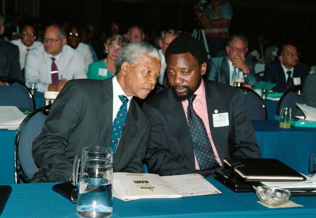 Cyril Ramaphosa avec Nelson Mandela, le 20 janvier 1994 à Johannesburg. [PHILIP LITTLETON / AFP/Archives]