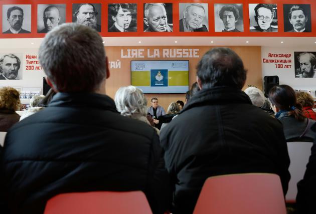 Des visiteurs au Pavillon officiel russe, le 16 mars 2018 au Salon du Livre de Paris [PATRICK KOVARIK / AFP/Archives]