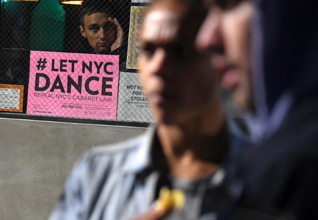 Une pancarte appelant à l'abrogation d'une loi empêchant de danser à New-York, le 20 octobre 2017 [ANGELA WEISS / AFP/Archives]