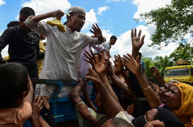 Des réfugiés rohingyas tendent la main pour obtenir de la nourriture, le 14 septembre 2017 dans le camp d'Ukhia, au Bangladesh [MUNIR UZ ZAMAN / AFP]