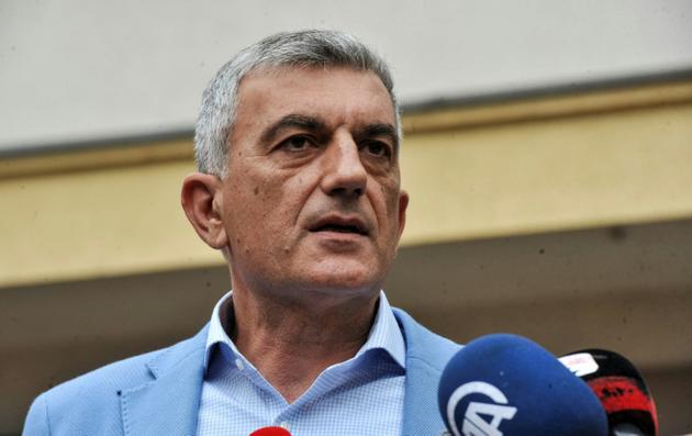 Mladen Bojanic, candidat de l'opposition à l'élection présidentielle au Monténégro, s'adresse aux médias devant un bureau de vote à Podgorica le 15 avril 2018 [SAVO PRELEVIC                        / AFP]
