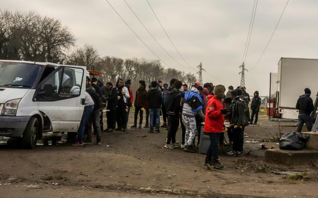 Des migrants attendent des distributions de nourriture de la part d'associations, à Calais le 12 janvier 2018 [PHILIPPE HUGUEN / AFP]