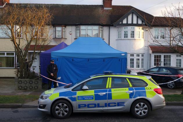 La police britannique devant le domicile d'un éxilé russe, Nikolaï Glouchkov, retrouvé mort le 13 mars 2018 dans des circonstances inexpliquées à Londres. [Will EDWARDS / AFP]
