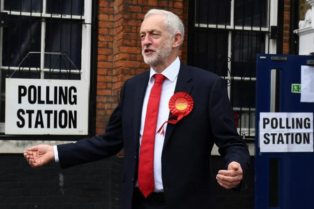 Le leader des travaillistes  Jeremy Corbyn sort de son bureau de vote  au nord de Londres le 8 juin 2017 [Justin TALLIS / AFP]
