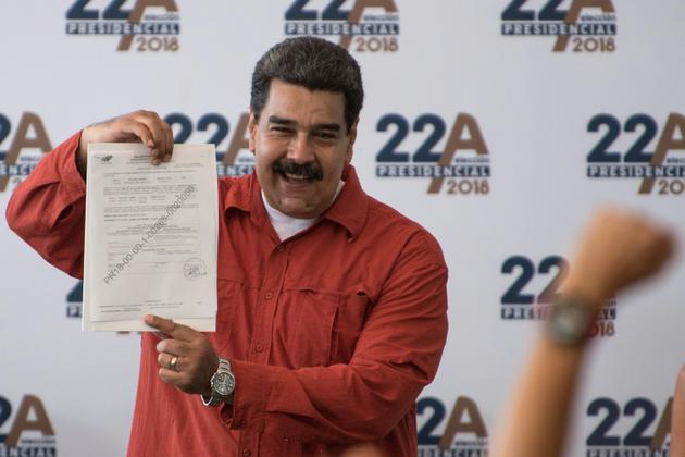 Le président vénézuélien Nicolas Maduro présente son bulletin d'inscription à Caracas, le 27 février 2018 [Carlos Becerra / AFP]