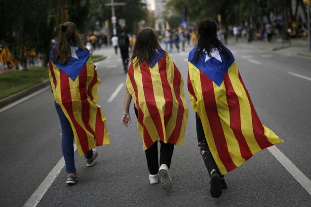 Des étudiants manifestent pour défendre le référendum d'autodétermination, le 28 septembre 2017 à Barcelone [PAU BARRENA / AFP]