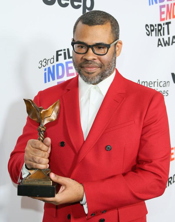 Jordan Peele avec le Spirit Award du meilleur réalisateur pose le 3 mars 2018 à Santa Monica, en Californie [JEAN-BAPTISTE LACROIX / AFP]