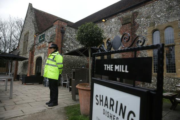Un policier devant le pub le Mill à Salisbury, le 11 mars 2018 [Daniel LEAL-OLIVAS / AFP]