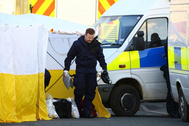 La police britannique en opérations sur les lieux où a été amenée la voiture de Sergueï Skripal à Salisbury, le 13 mars 2018 [Geoff CADDICK / AFP]
