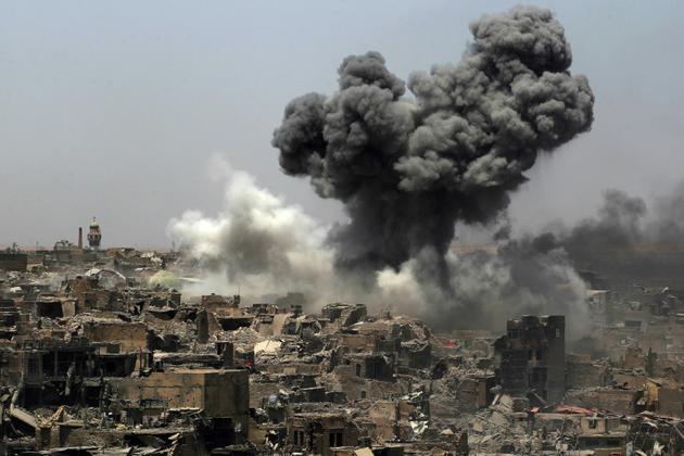 Bombardements de la coalition internationale menée par les Etats-Unis, le 9 juillet 2017 sur des positions de l'EI à Mossoul, en Irak [AHMAD AL-RUBAYE / AFP/Archives]