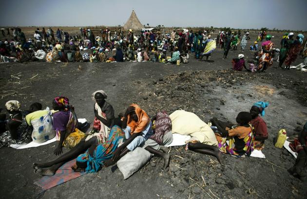 Des villageois, qui ont fui les combats,  attendent une distribution de nourriture par la Croix-Rouge internationale près de Thonyor, le 3 février 2016, au Soudan du Sud  [ALBERT GONZALEZ FARRAN / AFP/Archives]