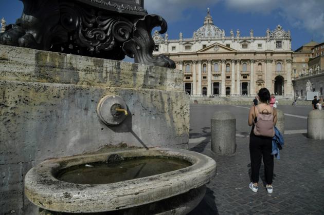 Une fontaine arrêtée sur la place Si Pierre, au Vatican, lors d'une importante sécheresse en Italie et à Rome, le 25 juillet 2017 [Andreas SOLARO / AFP]