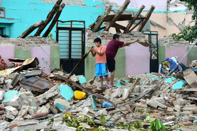 Des habitants de Juchitan de Zaragoza au milieu des décombres de leur maison détruite par un séisme de magnitude 8.2, le 10 septembre 2017 au Mexique [RONALDO SCHEMIDT / AFP]