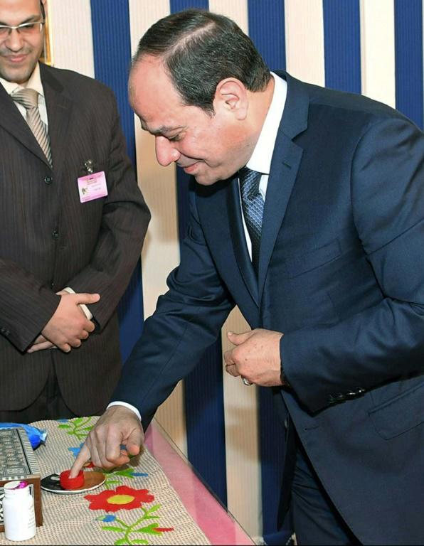 Photo distribuée par la présidence égyptienne montrant Abdel Fattah al-Sissi au moment de voter, au premier tour de l'élection présidentielle, le 26 mars 2018 au Caire [- / EGYPTIAN PRESIDENCY/AFP]