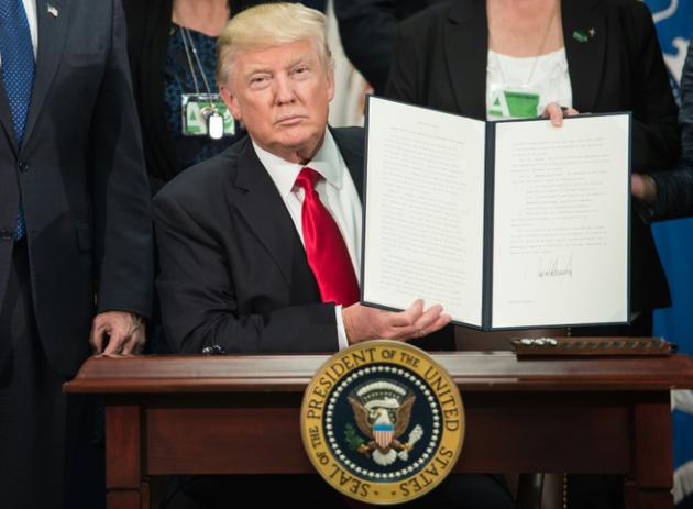 Le président américain Donald Trump signe un décret sur la construction d'un mur à la frontière mexicaine, le 25 janvier 2017  [NICHOLAS KAMM / AFP/Archives]