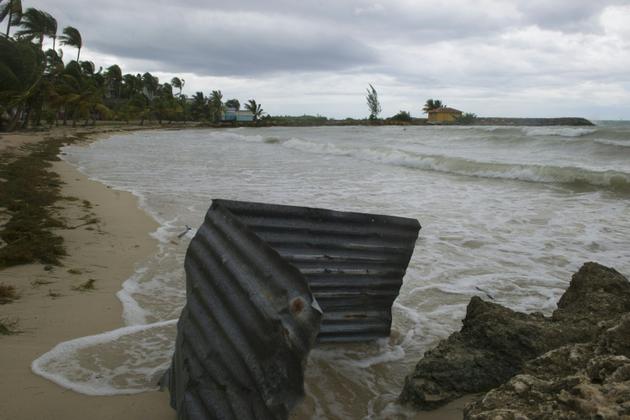 Vue sur une plage au Gosier, en Guadeloupe, après le passage du cyclone Irma, le 6 septembre 2017 [Helene Valenzuela / AFP]