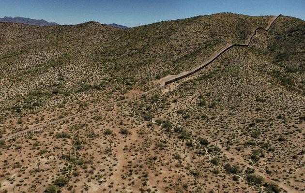 Une barrière de métal le long de la frontière entre le désert d'Altar dans l'Etat de Sonora au Mexique, et le désert d'Arizona, aux Etats-Unis, le 27 mars 2017 [PEDRO PARDO / AFP/Archives]