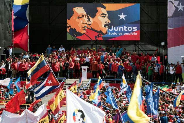 Le président vénézuélien Nicolas Maduro et la première Dame Cilia Flores  regardent la foule après un meeting, à Caracas, le 27 février 2018 [Carlos Becerra / AFP]