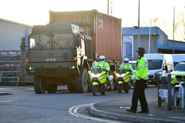 Des policiers britanniques escortent un camion qui transporte la voiture de Sergueï Skripal, l'ex-agent russe emprisonné à Salisbury, en Angleterre, le 16 mars 2018 [Ben STANSALL / AFP]